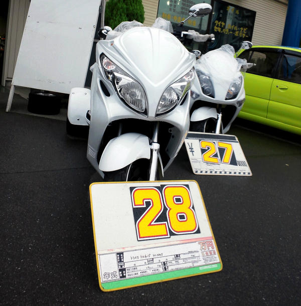 しーま Tdf בטוויטר アッキーナが乗っているのはヤマハ250cc スクター マジェスティ改のトライク 三輪バイク 普通免許でok 中古ベース改造で100万くらい 一方 私の近所の店の中華製250cc トライクは原付並みのこの値段 自賠責等込みの乗り出し価格 Http T Co