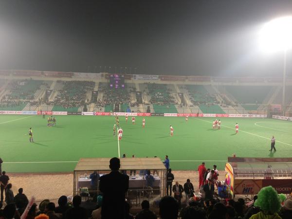 BurmanAC's tweet photo. #hockeyfever This place is going nuts! Mumbai vs Delhi at Delhi! http://t.co/hYu57rLX