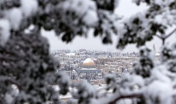 h_1110's tweet photo. "@AlMutairi__N: #صورة  الثلوج تغطي "قبة المسجدالأقصى" في مدينة القدس !! #اختر_لنا_صورة_من_جوالك #غرد_بصوره #غرد_بصورة http://t.co/hBHvBGiN"