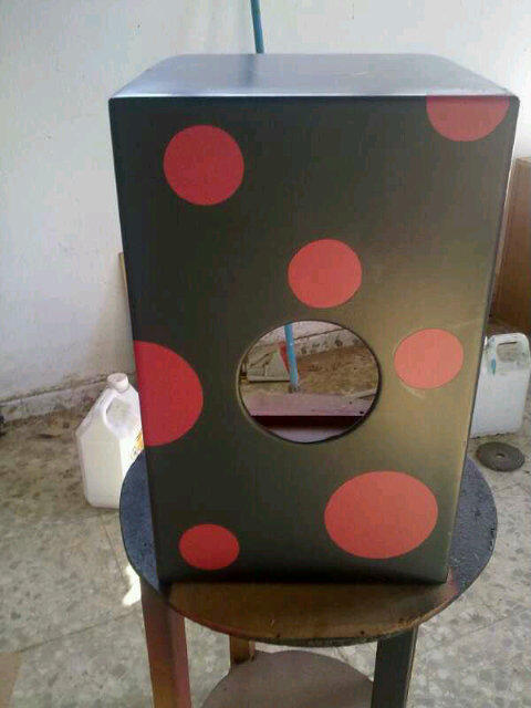 fernandezguitar's tweet photo. Aqui os dejo un cajoncito con lunares para darle color y brillo a nuestros dias de musica :) http://t.co/Cy9eaZTm