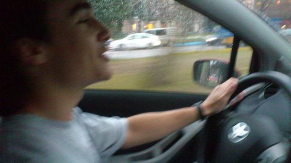Tereme5's tweet photo. Aaayyyy como nos conduce de bien el niño @pirulopit http://t.co/hh6RYhUv
