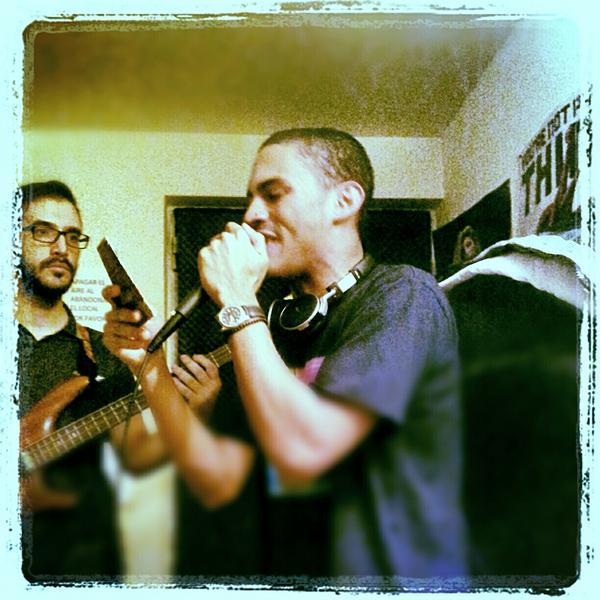 Confunksion's tweet photo. Dani (de 'Black Daniels Popcorn Makers') de visita en el local. Que ¿qué hace aquí? El 23F en Barracudas lo veréis. http://t.co/TBlz7bJj