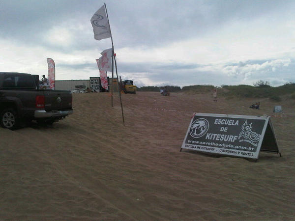 _SportBeach_'s tweet photo. Veni a la escuela de kite, y animate a aprender a navegar, que esperas? #sportbeachpinamar clases diarias @lanacioncom http://t.co/J4Hxjx5v