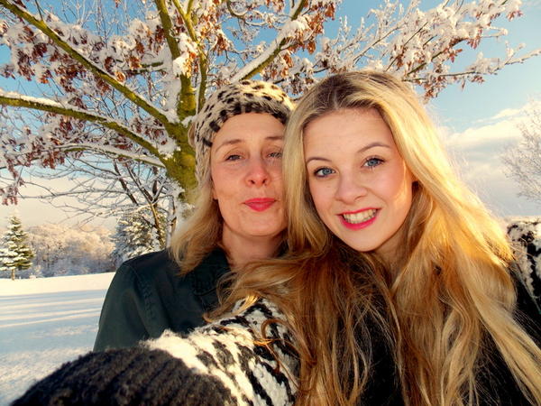 ellssl0vesy0u's tweet image. 4 people i&apos;ve spoken to today have said how nice this picture is of me and mum #famousmodels