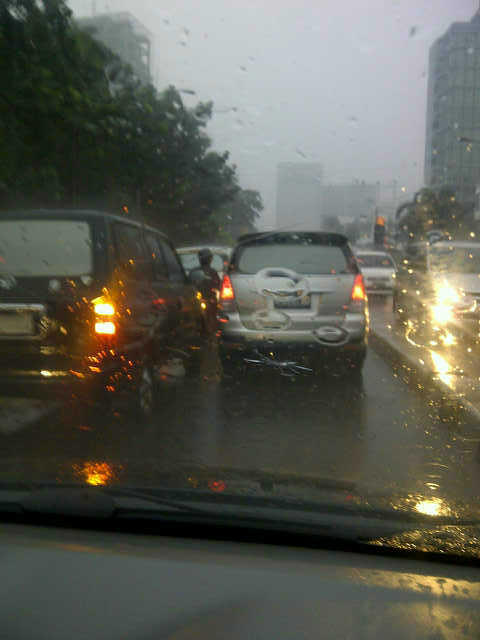 06.45 Kondisi lalu lintas Jl Menteng Raya terpantau padat di kedua arahnya.