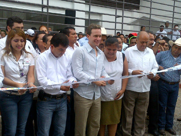 Rene_velazquez's tweet photo. Gobernador MVC. Inaugura mercado Mpal. Guadalupe y Banderazo  de Bacheo en Mezcalapa. http://t.co/UFWLWJrS