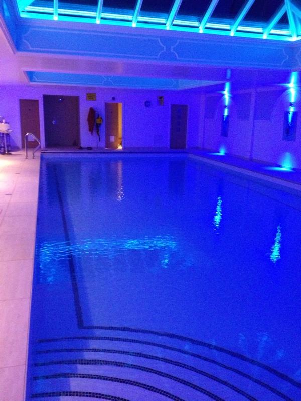 TessaElvins's tweet image. Late night swimming is the one #lovetheuncle #thispool #inlove