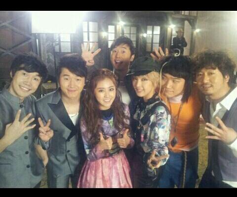 Gag2350's tweet photo. 쌍윤 투윤 뮤비에 전국구 우정출연했답니다^^
노래도 신나고좋아용ㅋ
마니 사랑해주세요~♥♥ http://t.co/far7cQv6
