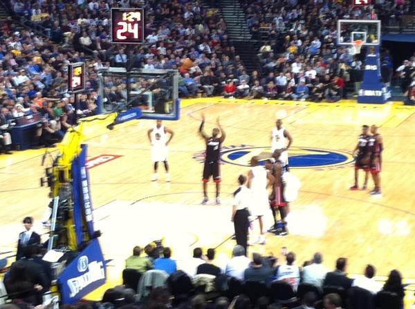 pander012's tweet photo. Labron James shoot'in it up tonight! At Golden State http://t.co/j3B6xSBM