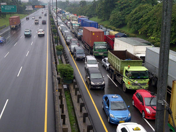 Donnyars's tweet photo. @TMCPoldaMetro Info Lalu lintas:arah dr bks-jkt macet total,jkt-bks aman terkendali.. http://t.co/LDtSHt6V
