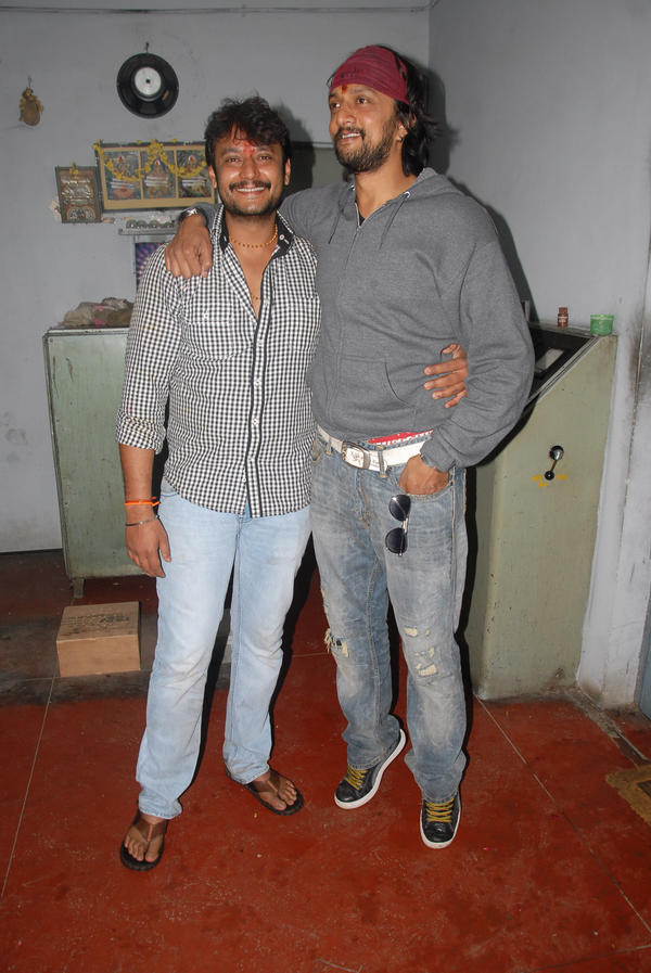 dasadarshan's tweet photo. hi good morning to all my dear friends 1 of the nice movement and nice snap with my sweet friend @KicchaSudeep http://t.co/Rk5KNsfp