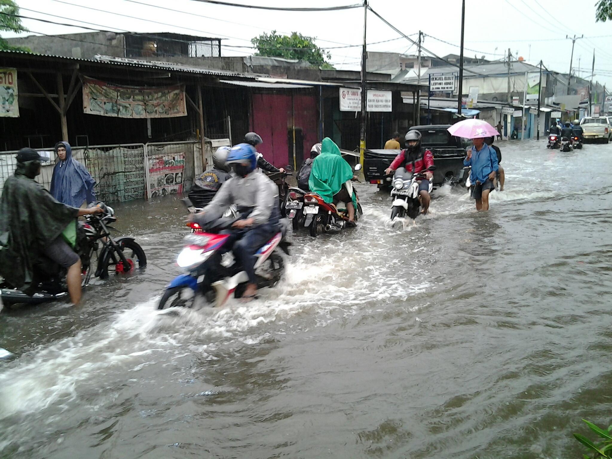 Gambar Meme Jakarta Banjir Medsos Kini