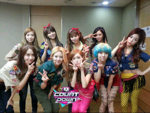 SONESNSDFans's tweet photo. [PIC] SNSD MCountdown backstage Selca ... With Sunny mint-sky blue(?) Ice cream hair ! http://t.co/ZU6a449g