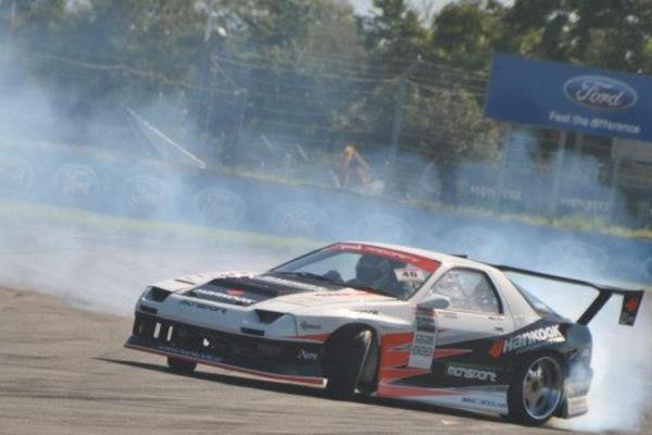 MikeyFitzDrift's tweet photo. Laying down some smoke screens! http://t.co/EqCGcwgD