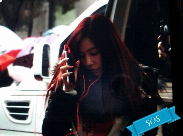 [PIC][01-02-2013]SNSD xuất hiện tại trường quay KBS để ghi hình cho "Music Bank" chiều nay BB-3vknCUAAg7fH