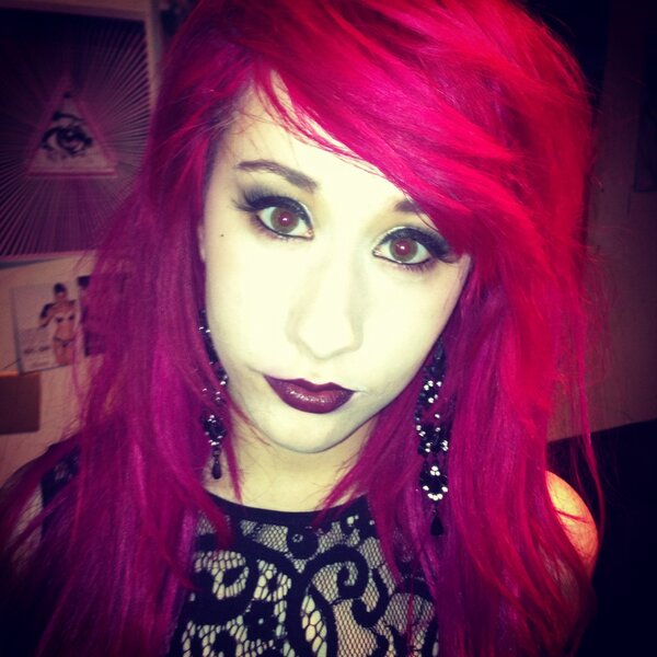 BeeeWallaceMUA's tweet photo. @NoRegretsHereOx I did Clairey's make up today, she's looking fiiiiiine! X http://t.co/9LA6v47U