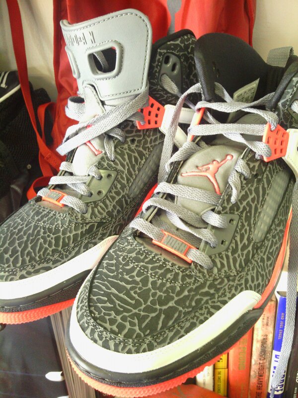 best_trainer's tweet photo. @Jumpman23 they were supposed to be red not pink http://t.co/5GuKbKFm