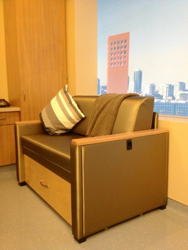 UCSFScience's tweet image. This #chair converts into a bed for #overnight stays, part of #family zone built into every @UCSFMBHospitals room. #UX