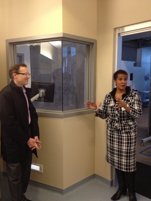 UCSFScience's tweet image. Dir. of #Communications Holly Houston discusses #MissionBay&apos;s unique #ICU #nurses&apos; station, closeby &amp;amp; behind glass. #UX