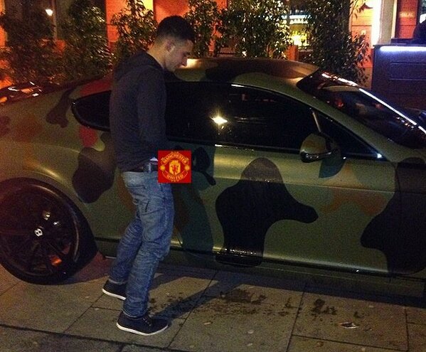 BleacherReport's tweet image. A Manchester United fan urinated on Mario Balotelli’s $250,000 camo Bentley (h/t @DirtyTackle ble.ac/WwiaIu)