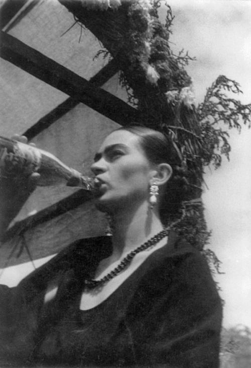 Elbigotedefrida's tweet photo. "Bebia para ahogar mis penas, pero las malvadas aprendieron a nadar"... http://t.co/d0xhwD8J