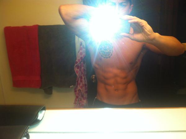 SwollC65's tweet photo. 2yrs down as of today...Gotta love ab days! #getswole http://t.co/Txk0UeOu