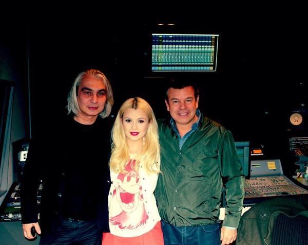 Oleg_Shmelev's tweet photo. Great recording session with @MikaNewton &amp; @pauloakenfold. http://t.co/EWZ4LuWt