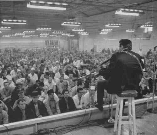 HistoryPhotos's tweet photo. Johnny cash at Folsom prison playing for the inmates. http://t.co/rDDMCw8T