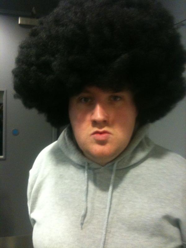 20tenE's tweet image. Fellaini spotted at BBC media city #MOTDKickabout #FarleyandReid