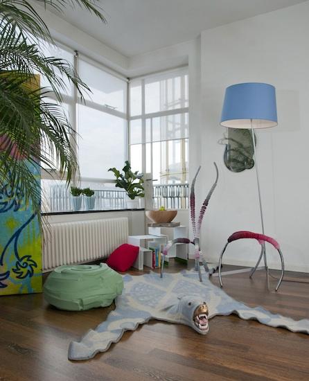 DesignplatVorm's tweet image. Blauwe BarenJager, groene poef, RVS zitobject in #funky #interieur