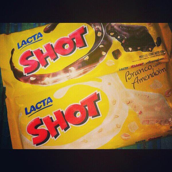 _LactaOficial's tweet photo. Shot ao Leite e Shot Branco para provarem que chocolate e amendoim combinam de qualquer jeito! :B http://t.co/Gn4eiOTZ