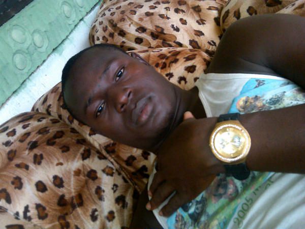 Musahfayakeme's tweet photo. Ayakxmusah is on 4 2 tweet now http://t.co/pcg0Hw66