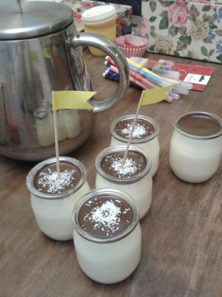 Jonidebleser's tweet photo. Ssssttt!! Hier is eenKwatta kookboek in de maak... En het ziet er allemaal zo jummy uit! http://t.co/bLTIhVJR