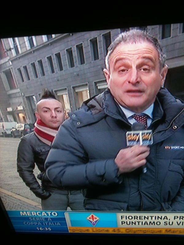 GiorgioMusto's tweet photo. #SkySport24 ma El shaarawy dietro nosotti? http://t.co/gc4nqbMR