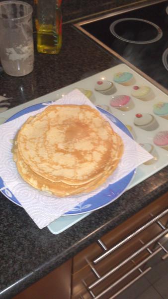 AliciaRullan's tweet photo. Crepes made by @DionisRubi #postre #reencuentro #palma http://t.co/zauH26zE