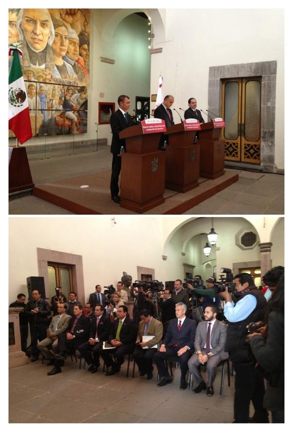 grepelaez's tweet photo. El equipo de SEDESU y AIQ en el anuncio de la Aerolínea Transportes Aéreos Regionales. Conectividad para Querétaro. http://t.co/DW1JDs50