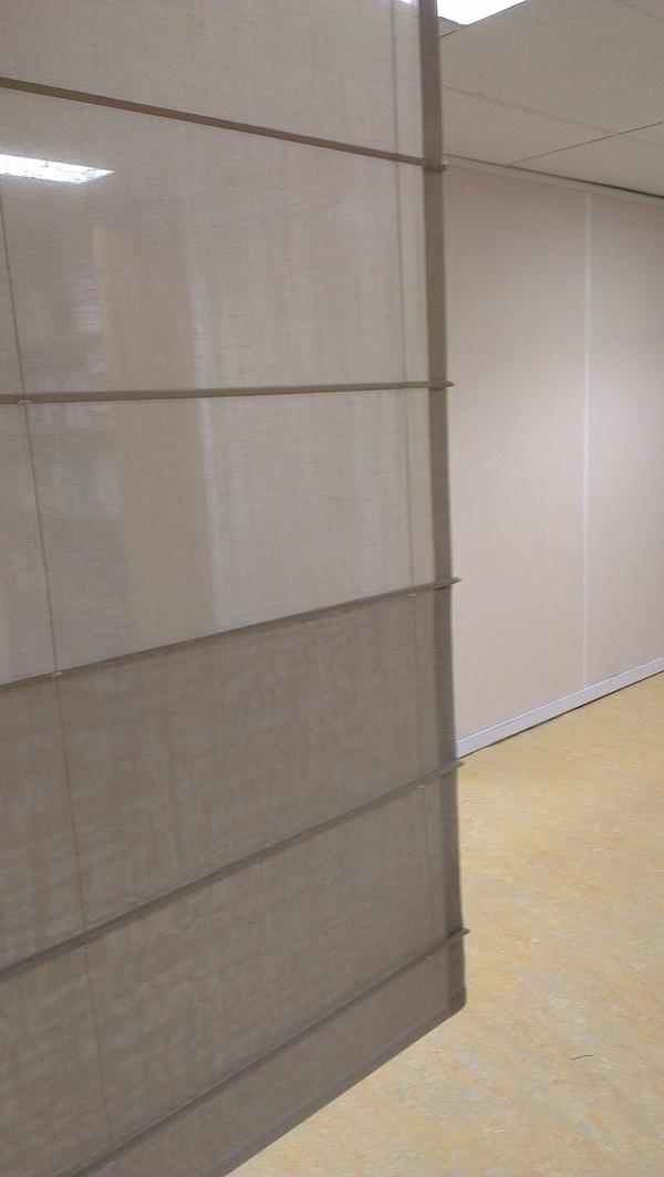 Tip: vouwgordijn met een deel dubbele stof. Heel mooi effect. Wij maken het graag zo voor u.