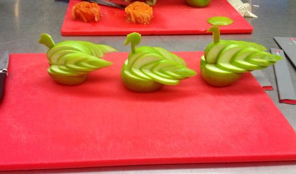 DylanHazeMartin's tweet image. Apple birds. #culinaryproblems