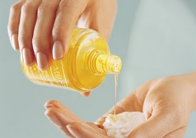 ClarinsID's tweet image. #ApplyingTips Untuk hasil sempurna, Anda juga bisa mencampurkan #TreatmentOil + body cream dengan concern yang sama