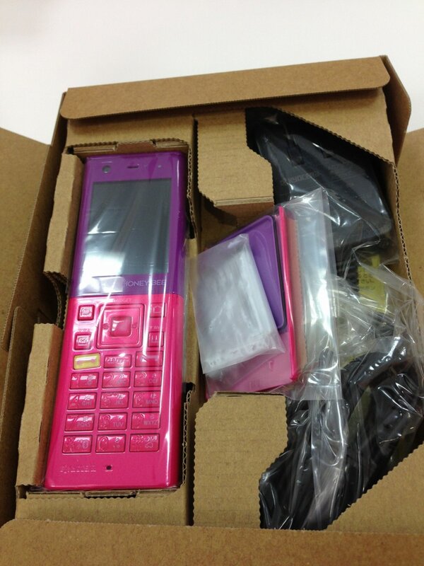 EM_ibaraki's tweet photo. #WILLCOM #HONEYBEE5 
当店新色のバイオレット×ピンクが入荷しました！！
通話し放題！メールし放題ならウィルコムがイチオシ！！
#EMOBILE のポケットWi-Fi #LTE #GL04P とセットで本体実質0円！ http://t.co/VlqbxGrO