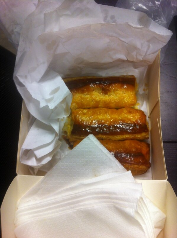 Bij de buren krijgen ze nieuwe belettering op het pand, krijgen we dit voor de overlast! #top #lekker