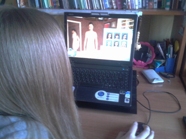 yasasha96's tweet photo. Пришла ко мне и в симс играет:-) http://t.co/su8g4NyA