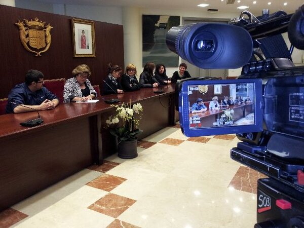 FranBeld's tweet photo. “@telenovelda: La alcaldesa de #Novelda recibe en el Salón de Plenos a los usuarios y trabajadores de CAPAZ http://t.co/g9kOzzZ7”