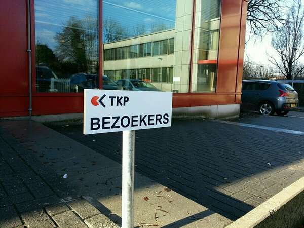 de parkeerborden voor tkp zijn weer vakkundig geplaatst door het signteam!