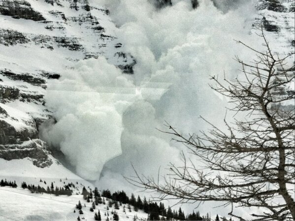 Spectacular avalanche opposite Wengernalp #Wengen today - caused by huge ice chunk breaking off the Silberhorn