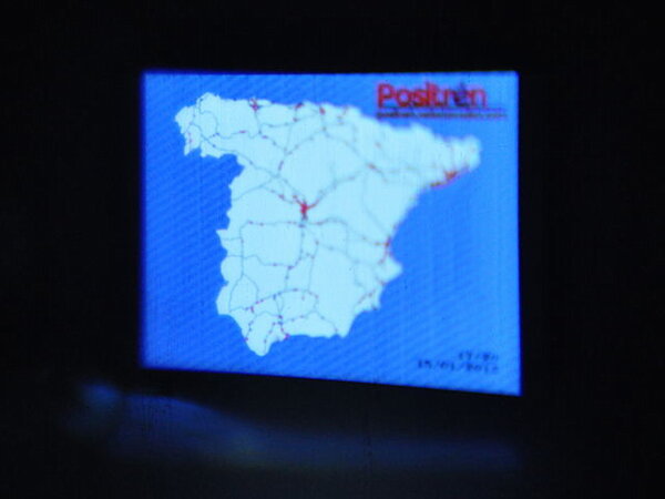 NebulaCodex's tweet image. Hoy Photojojo nos enseña a hacer un proyector por 1$: content.photojojo.com/diy/turn-your-…. ¿Aguantará nuestra pared 5.000 trenes?