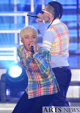 DaesungUpdate's tweet photo. [PRESS PHOTO] Daesung and Taeyang at #SeoulMusicAwards. http://t.co/iZum0aIR