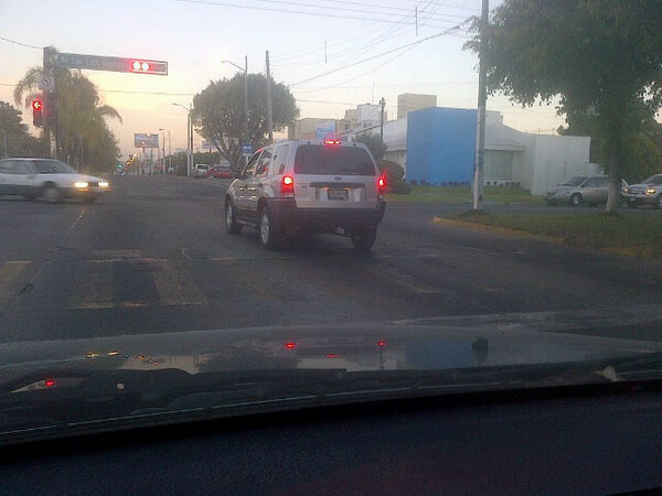 Jannny25's tweet photo. @ElTocinoDelDia  "Respetando" linea peatonal en patria y San Luis Gonzaga y zigzageando a alta velocidad NEFASTA!!! http://t.co/5WVn798Z
