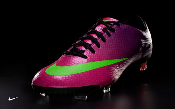 Cristiano's tweet photo. Don’t just be fast. #BeMercurial #TeamNike
http://t.co/Fg3mVhVK http://t.co/ZGQWnEWq