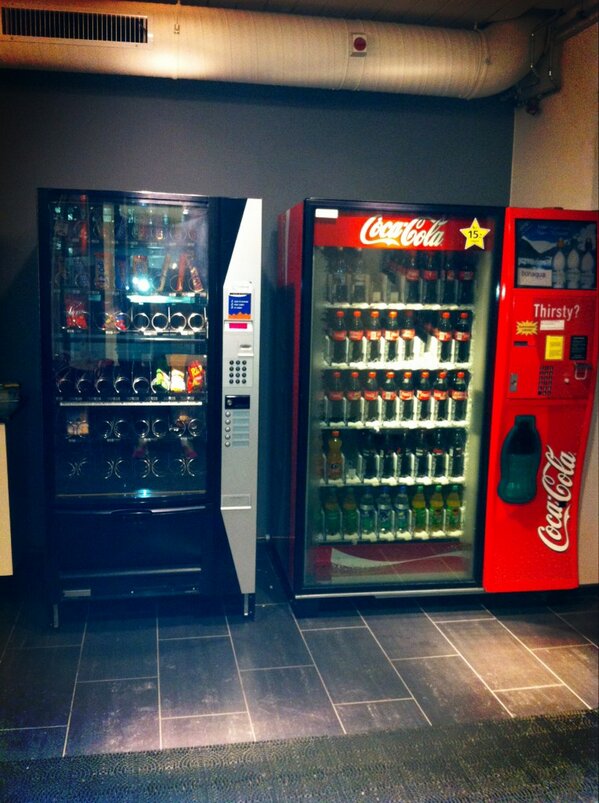 idanevermo's tweet photo. Mine 2 største fiender på jobb! http://t.co/bskFZTyf